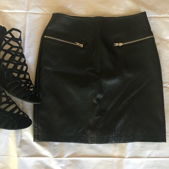 Forever21 Faux Leather Skirt. Size: Small - Picture 1 of 5